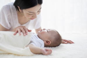 母親が赤ちゃんを優しく見つめる画像